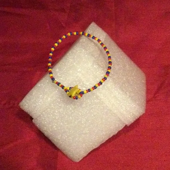 8 Coloured Bracelets - Picture 11 of 16